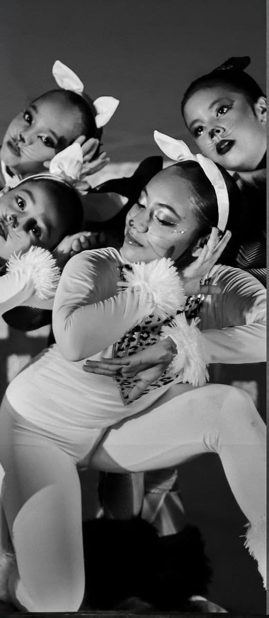 Alumnas con orejas de conejo durante una coreografía